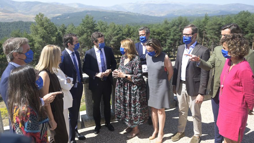Gran parte de los miembros del Comité de Dirección del PP, durante la Junta Directiva Nacional del partido en Gredos. (I-D) La presidenta del Comité Electoral, Belén Hoyo Julia; el vicesecretario general Antonio Pablo González Terol; la vicesecretaria general Ana Beltrán; la vicesecretaria general Ana Pastor; el presidente, Pablo Casado; la vicesecretaria general María Elvira Rodríguez; vicesecretario leer más general Jaime de Olano Vela; la portavoz en el Congreso de los Diputados, Cuca Gamarra; el portavoz en el Senado, Javier Maroto; el vicesecretario general Pablo Montesinos, y la portavoz del PP en el Parlamento Europeo, Dolors Montserrat, en el Parador de Gredos, a 21 de julio de 2021, en Navarredonda de Gredos, Ávila, Castilla y León (España). En la Junta se hace balance de los tres años de Casado al frente de la Presidencia del Partido Popular. El líder de la formación intenta visualizar hoy que el PP es la alternativa al gobierno de coalición. El lugar donde se celebra hoy la reunión, el Parador de Gredos, es el mismo donde se redactó la primera ponencia de la Constitución, a primeros de 1978. La cita se produce también en una fecha simbólica: 21 de julio, el tercer aniversario de la victoria de Casado en el Congreso Extraordinario del PP.
