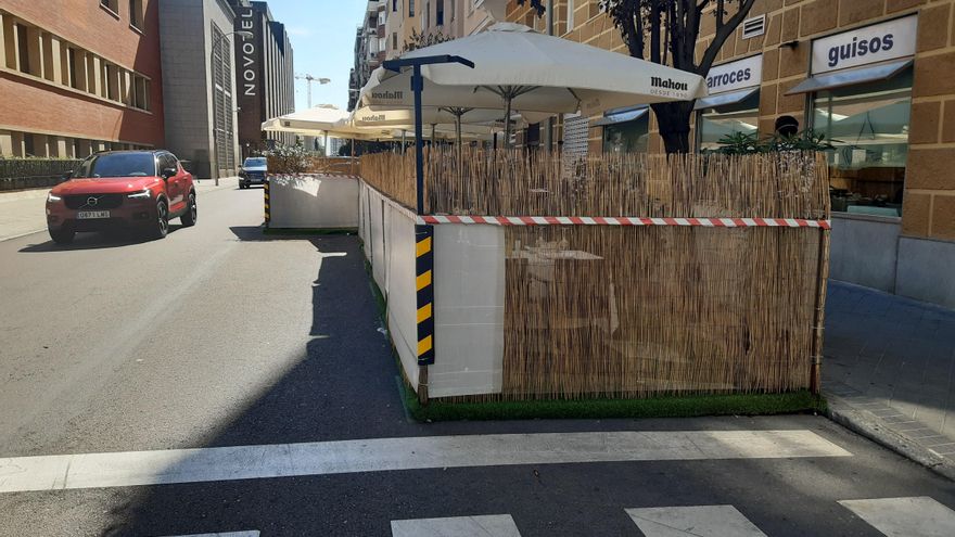 Una terraza COVID en la calle Maiquez de Madrid, ocupando plazas de aparcamientos para residentes.