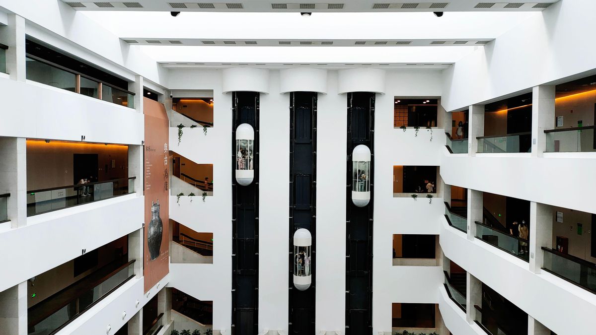 Tan común que nadie lo explica: ¿cómo sabe un ascensor en qué planta tiene que parar?