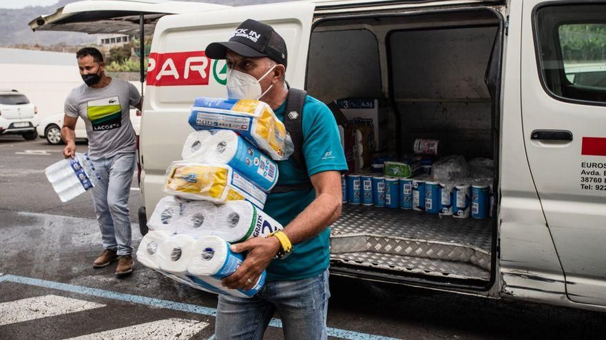 Vecinos de La Palma donan productos de higiene, comida y ropa a las familias desalojadas por la erupción
