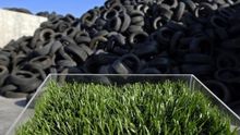 El caucho de relleno del césped artificial proviene mayoritariamente de neumáticos fuera de uso
