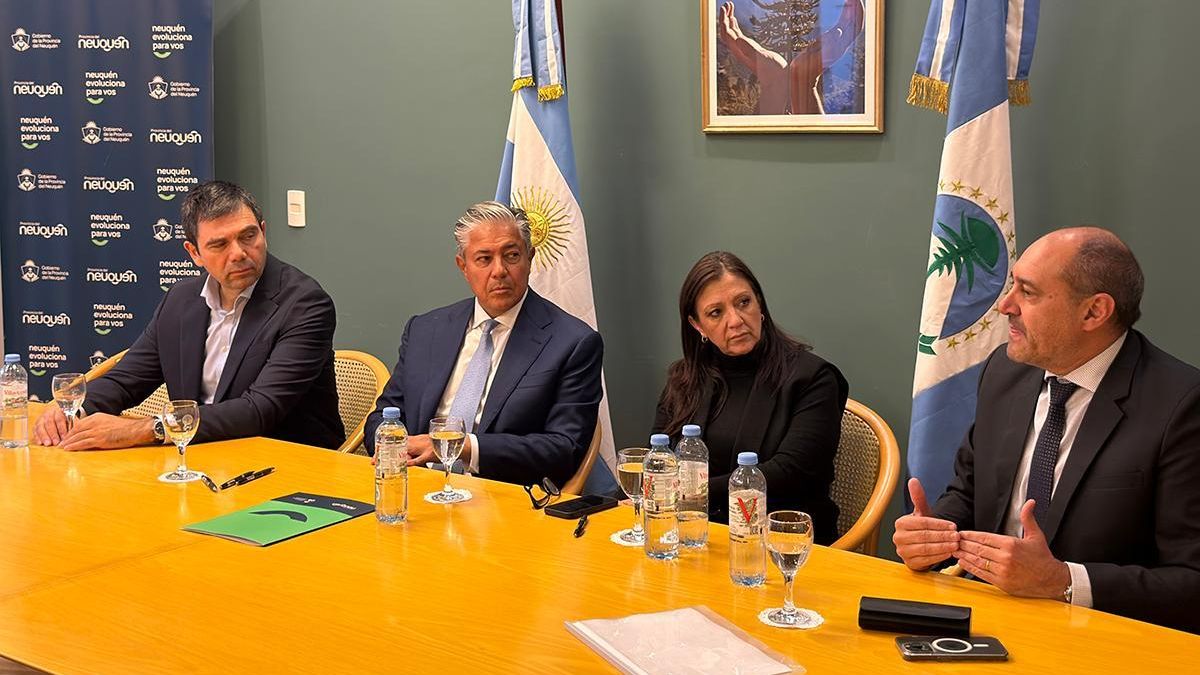Rolando Figueroa en la firma de una adenda al Memorandum de Entendimiento.