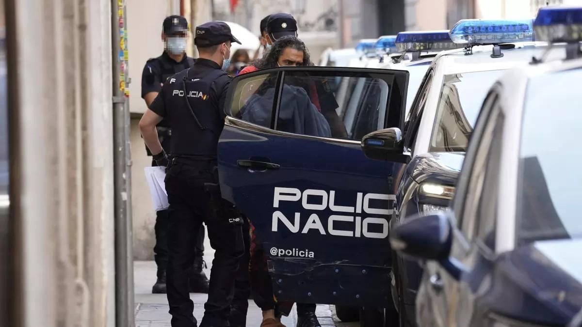 El Cigala, saliendo detenido de comisaría en 2021.