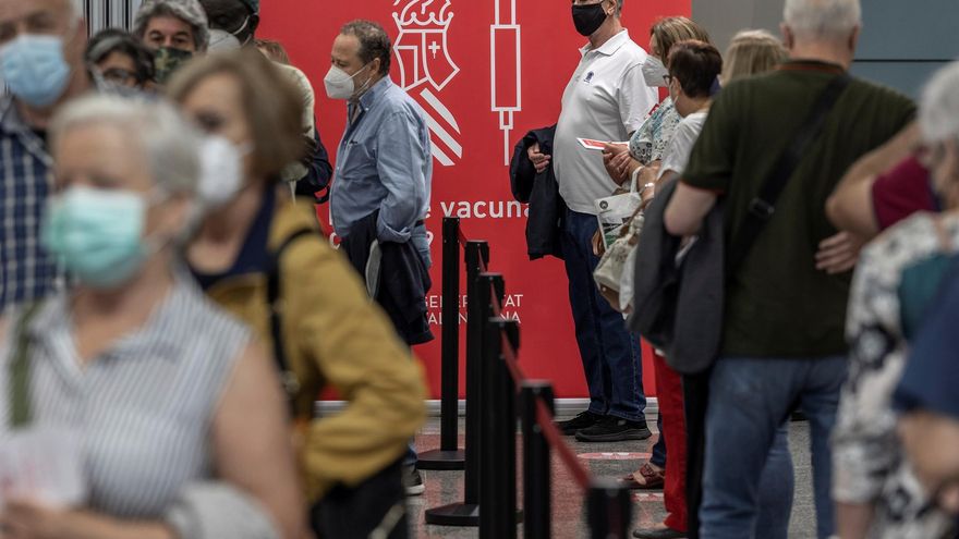 Varias personas de entre 66 y 69 años hacen cola para recibir la segunda dosis de la vacuna contra la covid-19 de Pfizer, esta mañana en el centro de vacunación masiva instalado en la Ciudad de las Artes y las Ciencias de Valencia.
