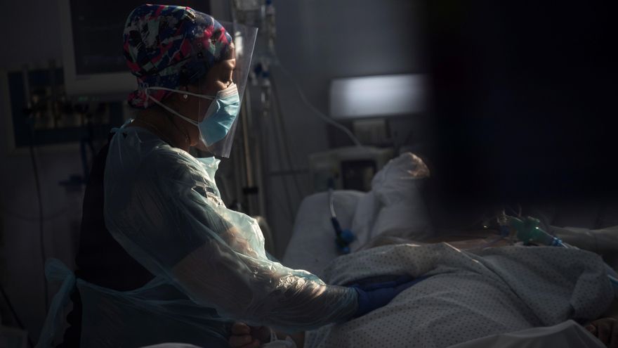 Personal sanitario atiende a un paciente afectado por la covid-19, en la Unidad de Cuidados Intensivos del Hospital Clínico de la Universidad de Chile, en Santiago (Chile). EFE/Alberto Valdés/Archivo