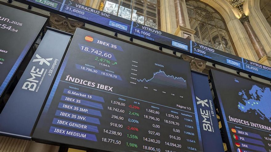Varios paneles y monitores muestran en el parqué madrileño la evolución de la Bolsa española.