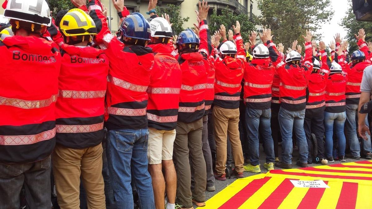 Unos 400 bomberos en la protesta contra la Delegación del Gobierno en Cataluña