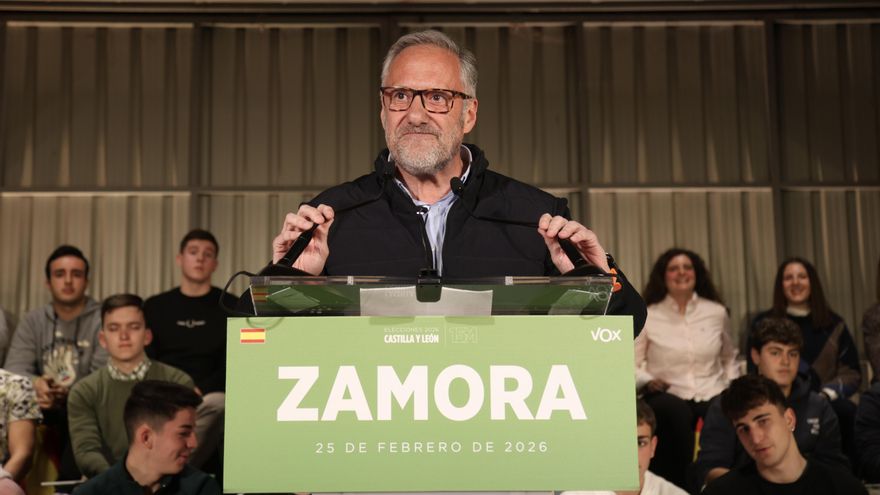 El candidato de Vox en Castilla y León baila en un mitin al ritmo de los gritos de "Pedro Sánchez, hijo de puta"