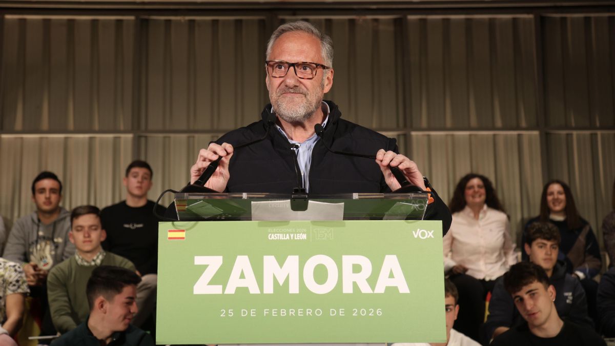 El candidato de Vox en Castilla y León baila en un mitin al ritmo de los gritos de "Pedro Sánchez, hijo de puta"