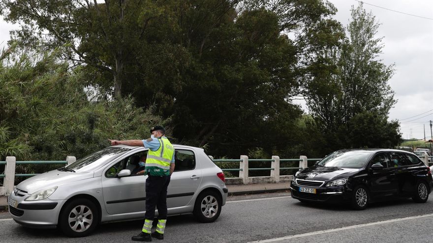 Un policía en un control de tráfico antiCOVID en Portugal.