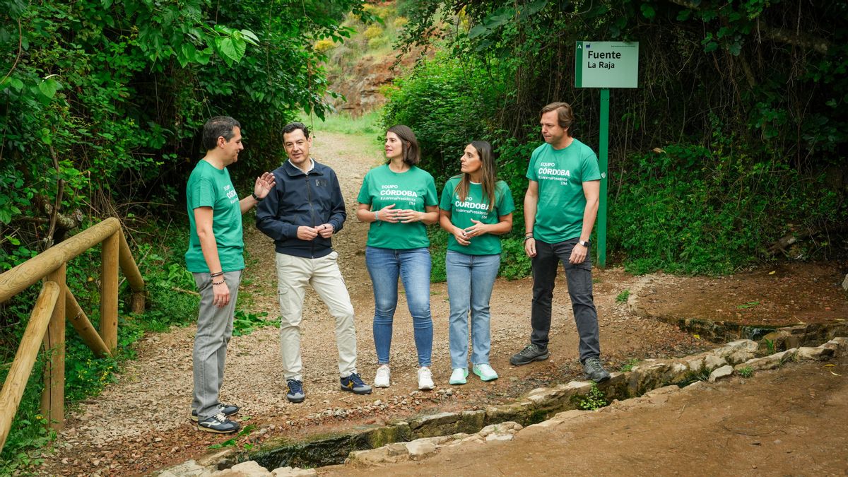 Juanma Moreno recorre el sendero de la fase 3 del Cinturón Verde de Córdoba junto a representantes del PP andaluz