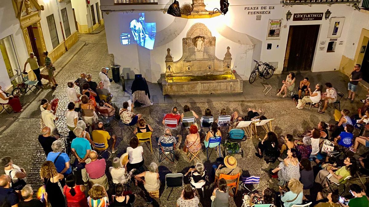 Proyección en la fachada del Fuenseca contra el cierre de los cines.