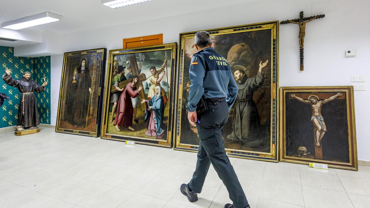 La Guardia Civil de Burgos expone las piezas de arte sacro recuperadas y rescatadas tras ser vendidas por internet por la exabadesa Laura García de Viedma y a otra exmonja del monasterio de Belorado, en libertad provisional tras ser detenidas, investigadas por un delito de apropiación indebida, este miércoles en el Acuartelamiento de la Guardia Civil de Burgos. EFE/Santi Otero