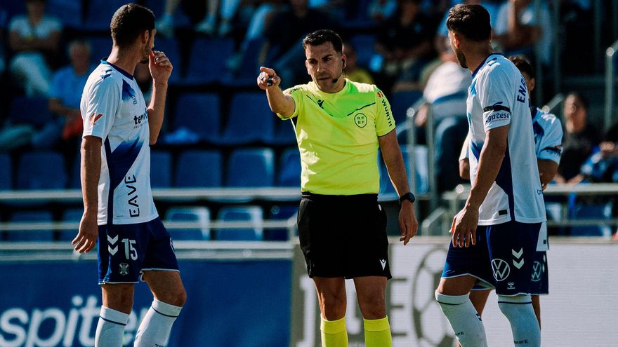 El Tenerife no puede con el Eibar y el árbitro