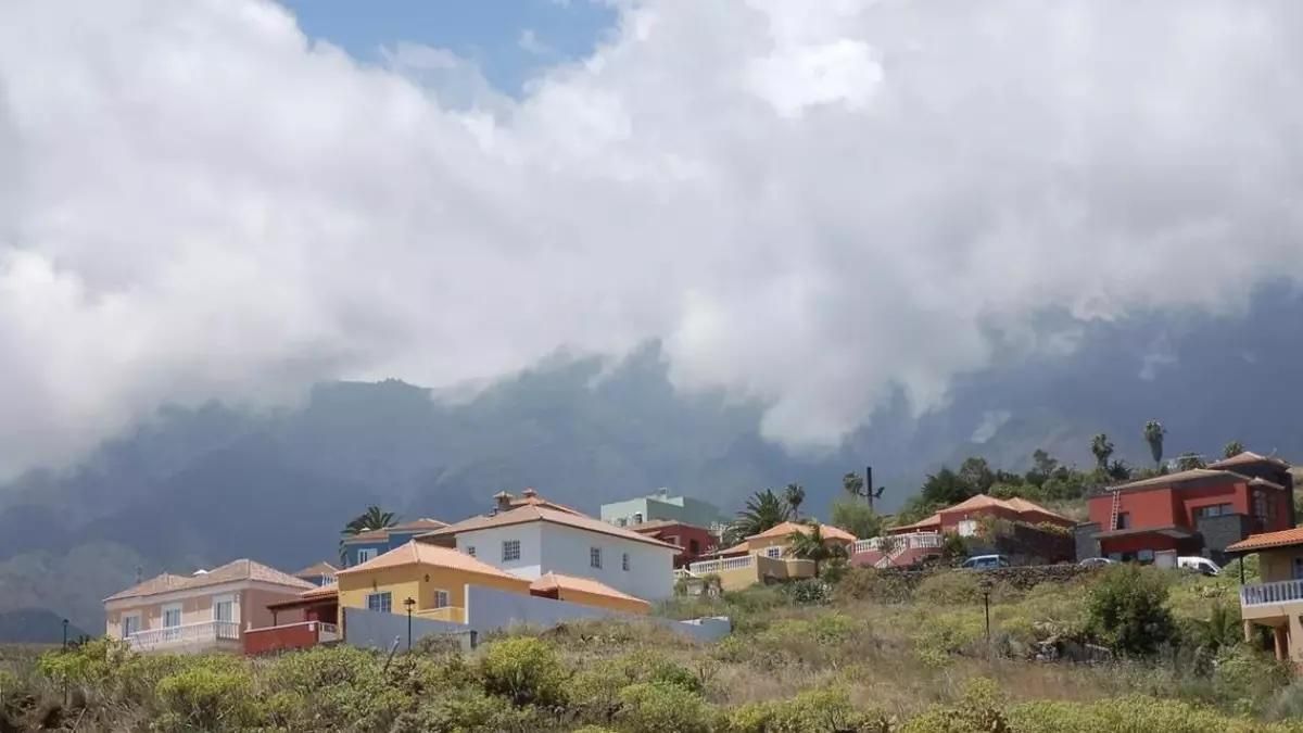 Imagen de archivo de cielo nuboso  con claros en La Palma.