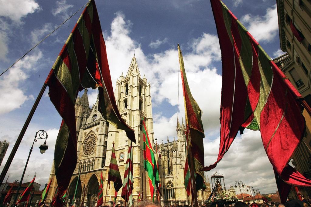Pendones del Reino de León que ondearán en homenaje a la reina Urraca el 8 de marzo.