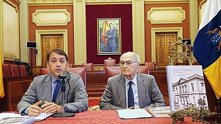 José Manuel Bermúdez, a la izquierda, en el acto celebrado este miércoles en el salón de plenos