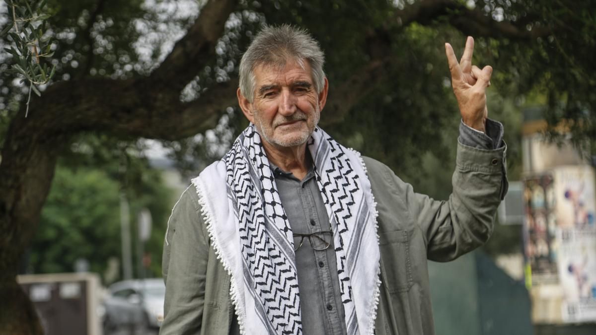 Manuel García, miembro de la Flotilla a Gaza, en el olivo de la resistencia Palestina