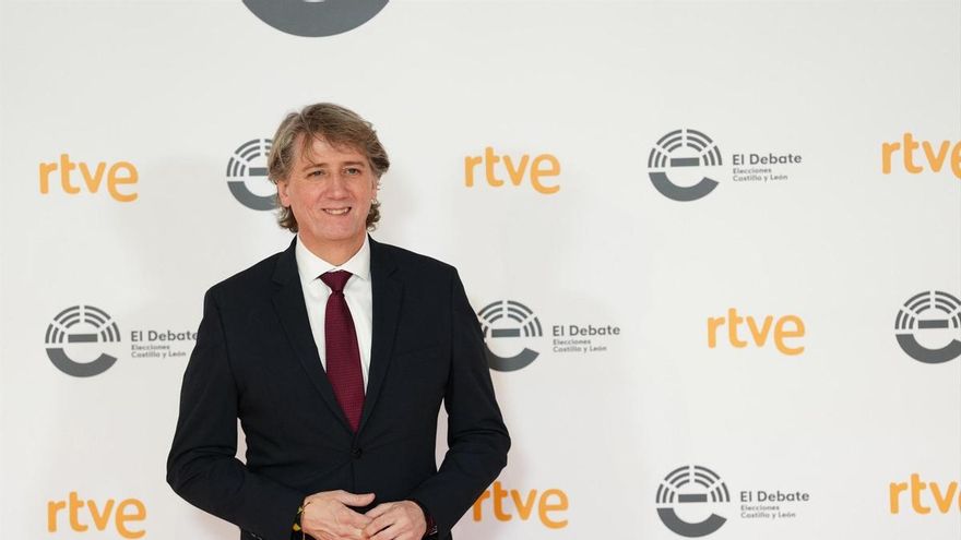 El candidato del PSOE a la presidencia de la Junta de Castilla y León, Carlos Martínez, posa antes del primer debate de las elecciones autonómicas en Castilla y León, a 5 de marzo de 2026, en Valladolid, Castilla y León (España).