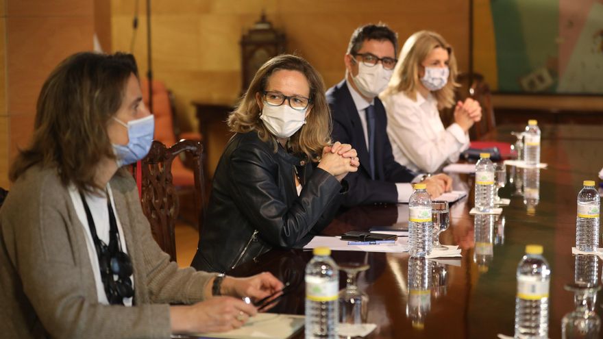 La vicepresidenta tercera y ministra para la Transición Ecológica, Teresa Ribera; la vicepresidenta primera y ministra de Asuntos Económicos, Nadia Calviño; el ministro de la Presidencia, Félix Bolaños y la vicepresidenta segunda y ministra de Trabajo, Yolanda Díaz, durante una reunión con representantes del Grupo Parlamentario Popular.