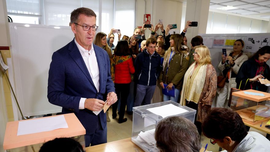 El presidente del Partido Popular, Alberto Núñez Feijóo vota en el colegio electoral del Ramiro de Maeztu en Madrid este domingo durante las elecciones municipales y autonómicas.
