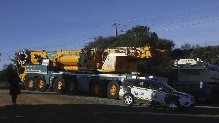 Los trabajos con maquinaria pesada en la zona del accidente de Adamuz arrancan con el hallazgo de nuevos restos mortales