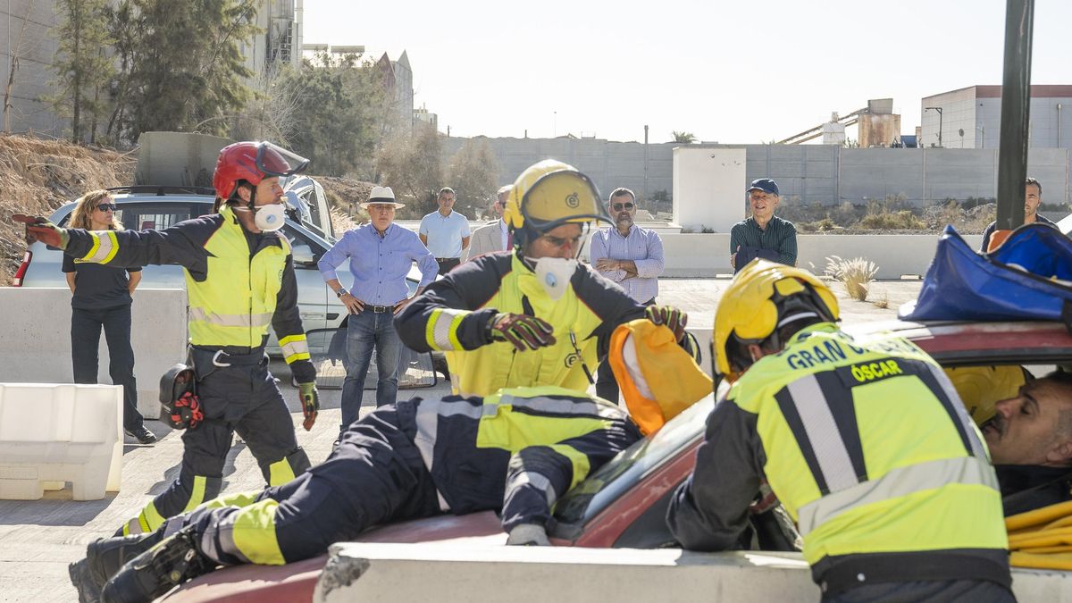 Un momento de la práctica realizada por los bomberos de Gran Canaria durante un simulacro de tareas de 'excarcelación'.