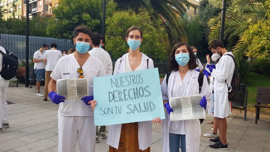 Jaume junto a dos compañeras durante una protesta para reclamar mejores condiciones para los médicos residentes.