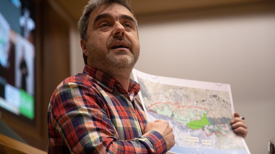 Mikel Otero, con un plano en el Parlamento Vasco