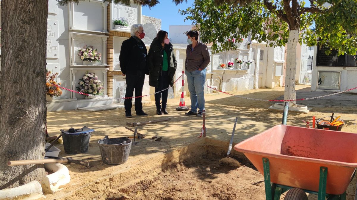 Inicio de los trabajos en el cementerio de Espartinas