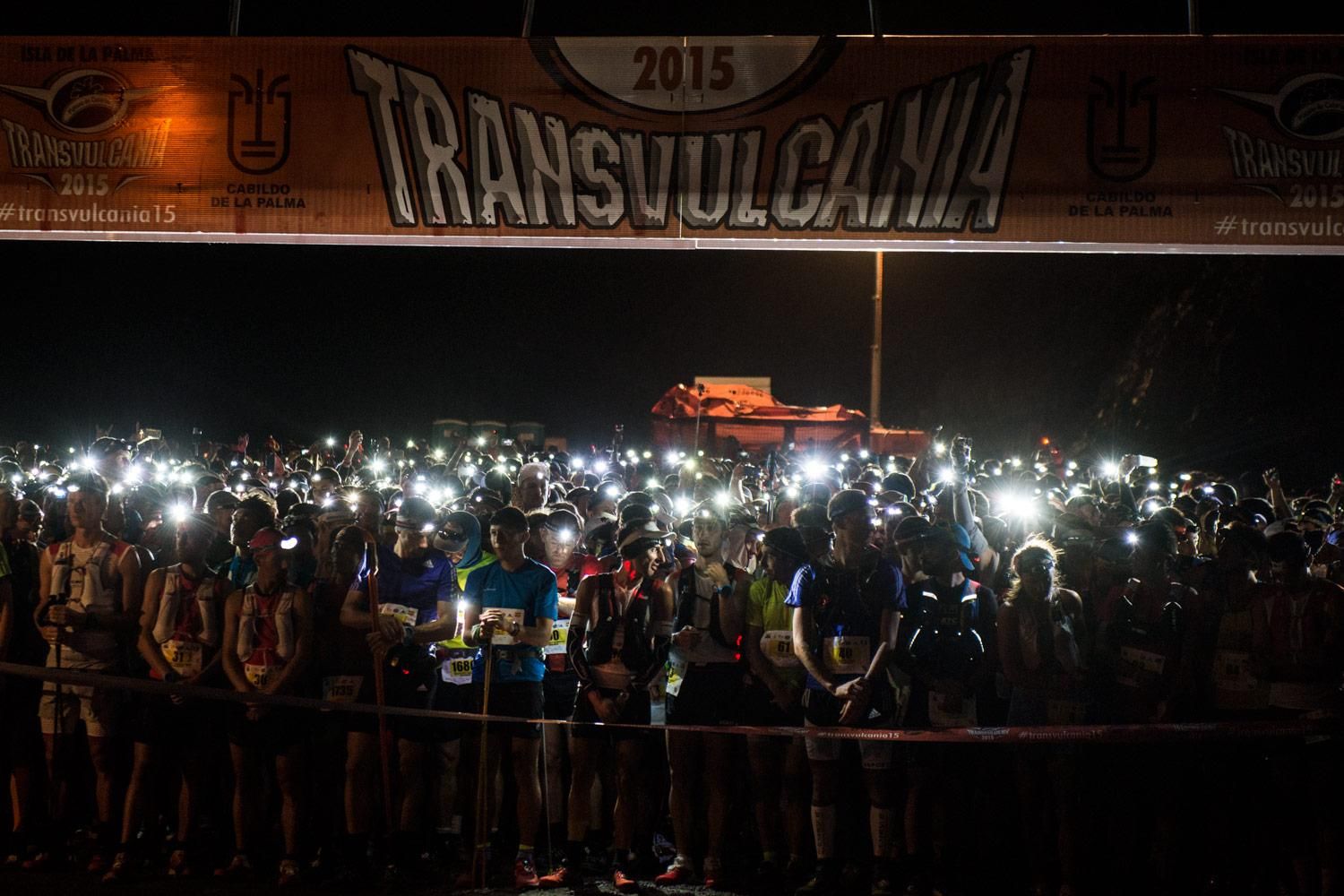 Los atletas en la línea de meta en el Faro de Fuencaliente. Foto: SELU VEGA