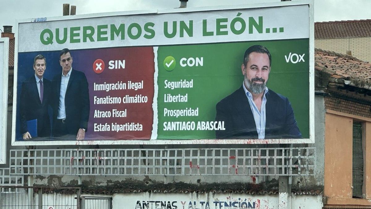 Vox se suma a la precampaña autonómica con vallas en León con las caras de Abascal, Feijóo y Sánchez