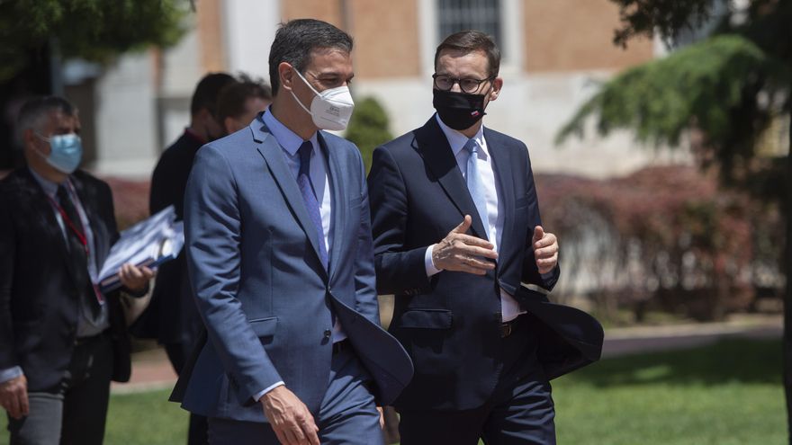 El presidente del Gobierno, Pedro Sánchez (d), saluda al primer ministro de la República de Polonia, Mateusz Morawiecki, en una rueda de prensa en la XIII Cumbre hispano-polaca, a 31 de mayo de 2021, en Alcalá de Henares, Madrid (España)