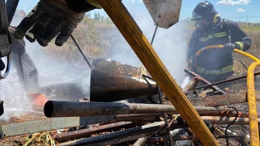 Apagando el incendio. Foto: Luis Canal / Bomberos de León.