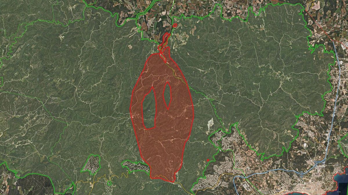 El perímetro del incendio, desde La Bisbal, al norte, hasta las localidades costeras del sur. En medio, la extensión forestal de Les Gavarres