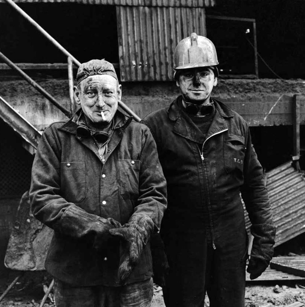 'Operarios de contratas de desmantelamiento' obra del proyecto 'Semillas de hierro', de Fidel Raso