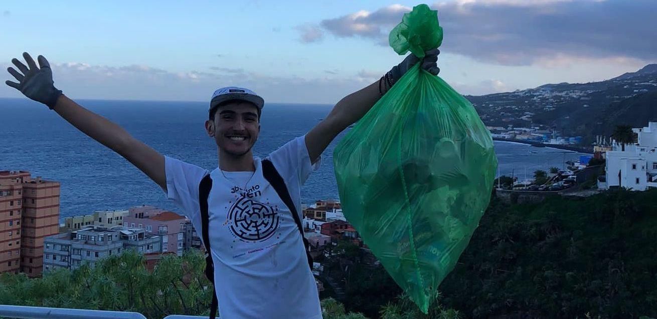 Darío Hernández en una acción de recogida de residuos en Santa Cruz de La Palma.