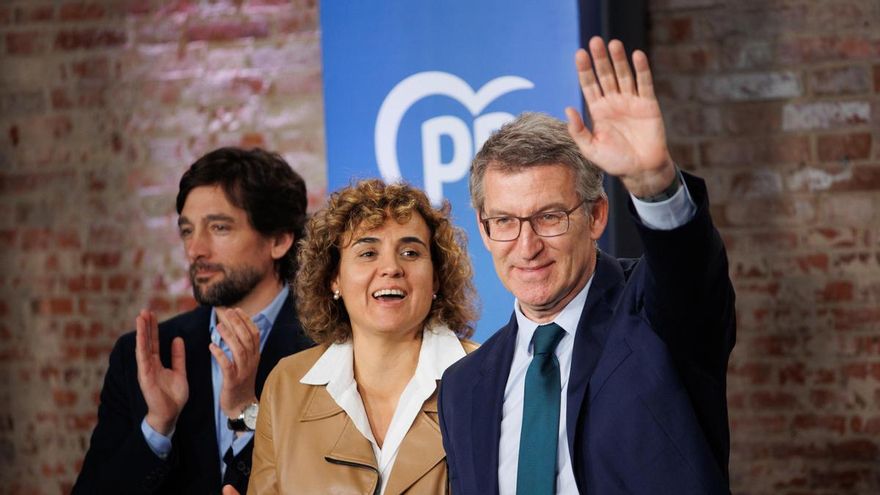 (I-D) El número 10 de la lista del PP a las elecciones europeas, Adrián Vázquez; la candidata del PP a las elecciones europeas, Dolors Montserrat y el presidente del PP, Alberto Núñez Feijóo, aplauden durante la presentación de los ejes del programa elect