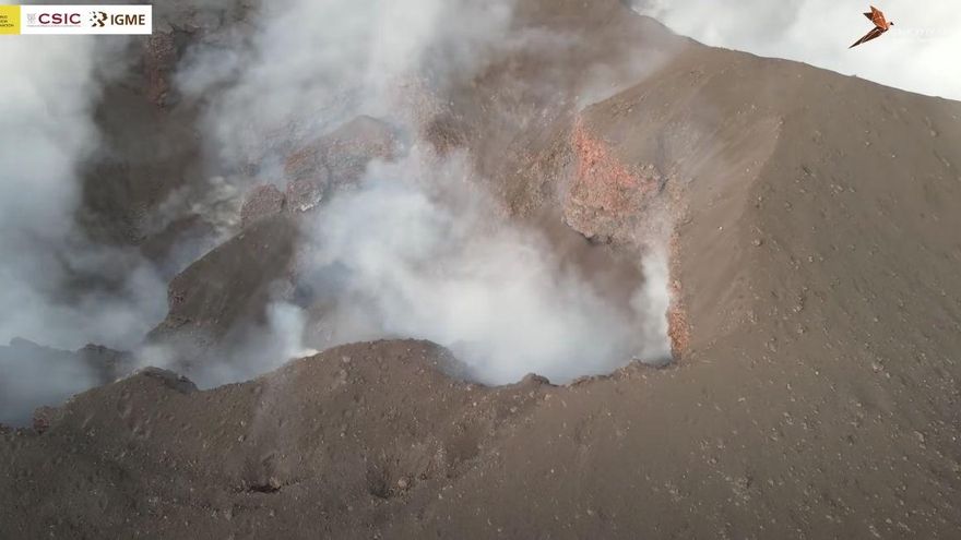 VÍDEO | Como asomarse al corazón de la Tierra: así es el enorme cráter activo del volcán de La Palma