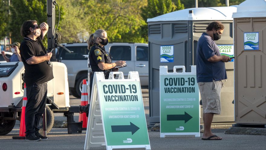 Personas hacen fila para recibir la vacuna contra la covid-19 en el sitio de vacunación de FEMA abierto en Miami-Dade College en Miami, Florida, Estados Unidos, el 3 de marzo de 2021. EFE/EPA/CRISTOBAL HERRERA-ULASHKEVICH/Archivo
