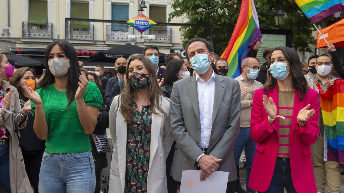 La vicealcaldesa de Madrid, Begoña Villacís; la número 2 de la candidatura, Esther Ruiz; el candidato de Ciudadanos a la Presidencia de la Comunidad de Madrid, Edmundo Bal y la líder del partido, Inés Arrimadas en un acto en la Plaza de Chueca.