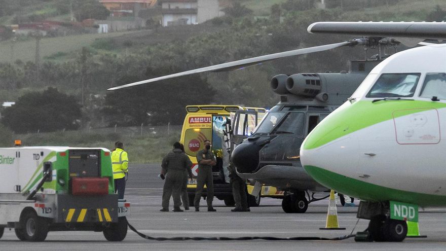 Los supervivientes del cayuco localizado con 17 cadáveres son una mujer y dos hombres, uno de ellos en estado grave