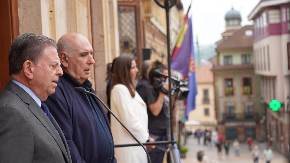 El alcalde, Alfredo Canteli, a la izquierda, junto al presidente de la Sociedad Protectora, José Antonio Alonso.