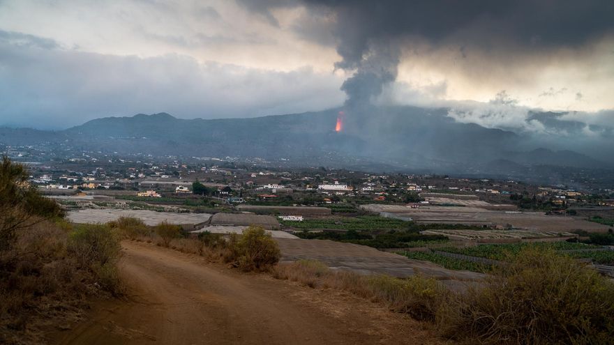 La superficie agraria se extiende ante el volcán en erupción de La Palma.