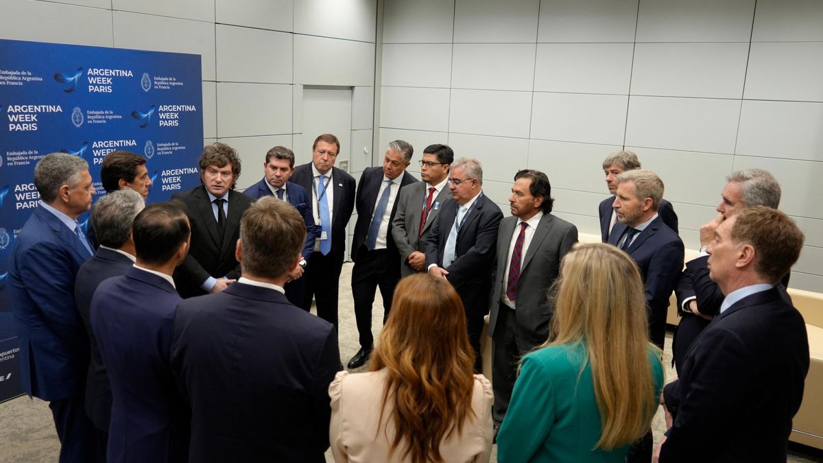 Javier Milei conversa con los 12 gobernadores que viajaron con el a Francia