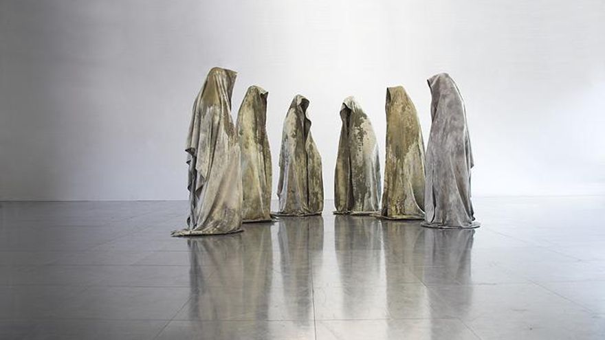 Monjes siniestros, despilfarros de Calatrava y pilares ilegales: cómo perder dinero público en esculturas polémicas