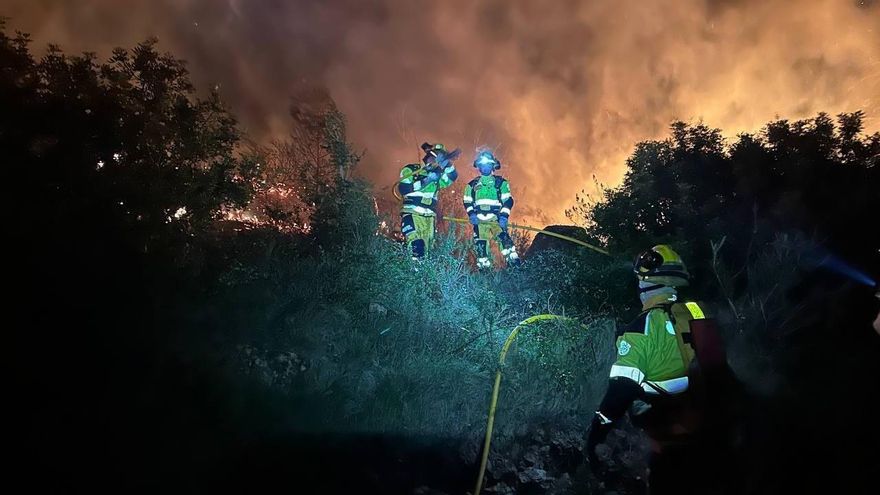 El incendio de Montitxelvo sigue activo y quema ya 2.580 hectáreas en un perímetro de 38 kilómetros