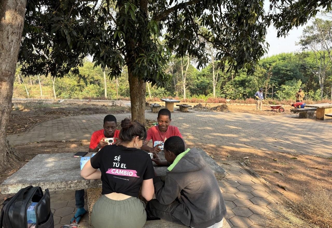 El proyecto se apoya en la fotografía analógica porque no necesita red tecnológica, es sencilla de ejecutar e históricamente ha estado vinculada a lugares de pocos recursos