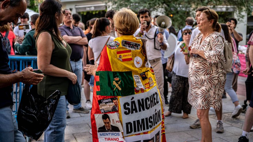 Algunas de las personas concentradas en la calle Ferraz este jueves.