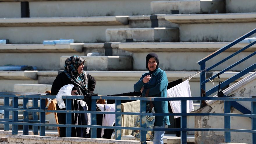 Mujeres desplazadas en el Estadio de la Ciudad Deportiva Camille Chamoun en Beirut, Líbano.